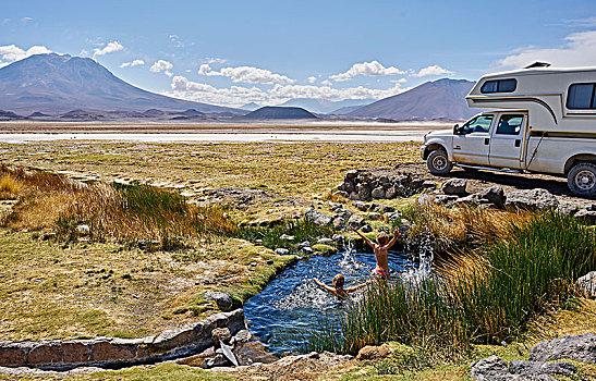 两个男孩,玩,水中,水池,旁侧,停放,旅行房车,盐湖,波托西地区,玻利维亚,南美