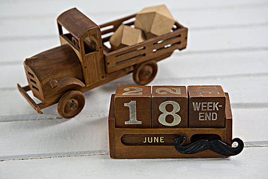 特写,玩具卡车,日历,桌上,木桌子