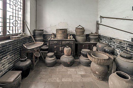 山西平遥古城马家大院内的古代陶罐用具