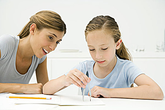 女孩,家庭作业,绘图圆规,母亲,看