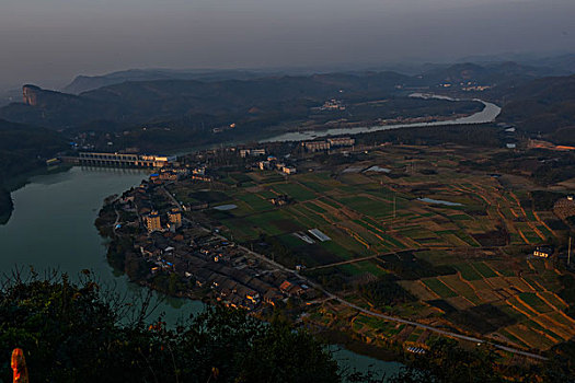 山,丹霞,河流,蓝天,黄昏,大气,田野,水电站,村庄,驴友,旅行,地质公园,丹霞地貌,绿色,灌木,树,草,水潭,素材,平面设计