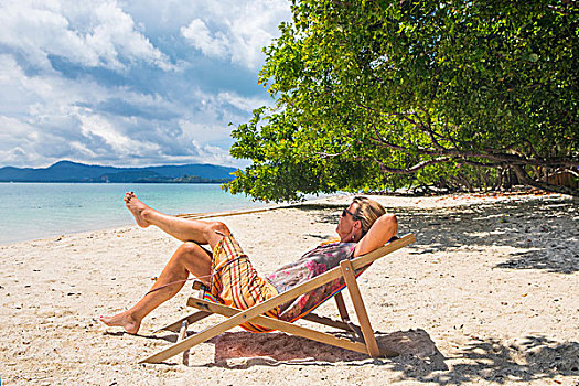 女人,倚靠,折叠躺椅,海滩,苏梅岛,泰国,亚洲