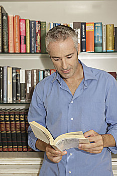 男人,灰发,衬衫,蓝色,书本,半身像,读,肖像权