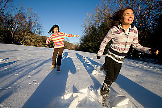 两个女孩,跑,雪地