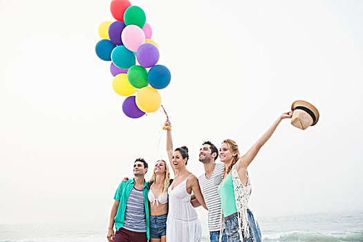 可爱,群体,朋友,拿着,气球,海滩