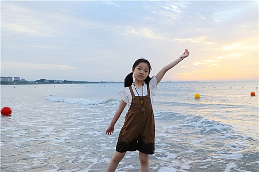 山东省日照市：清晨里的海滩人头攒动，游客赏日出踏浪戏水迎接美好的一天
