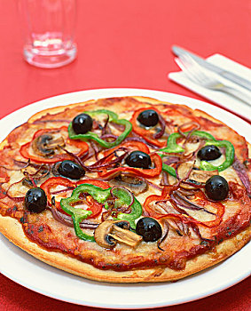 比萨辣椒,橄榄和蘑菇