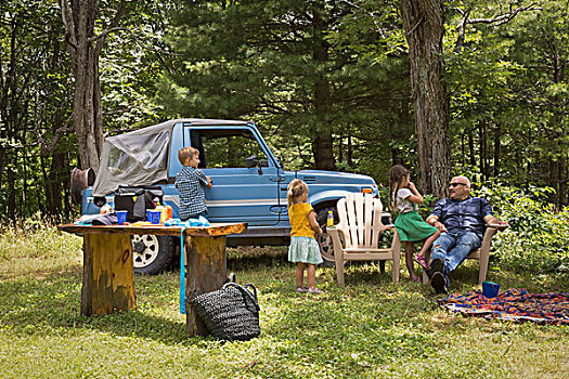 父亲,孩子,坐,木头,旁侧,越野,交通工具