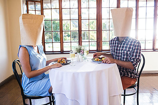 情侣,脸,遮盖,纸袋,餐馆