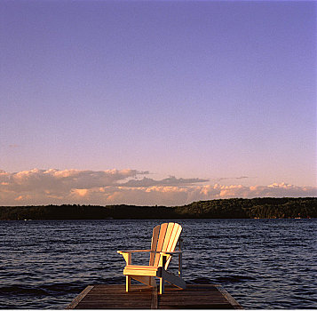 宽木躺椅,码头,罗索湖,安大略省,加拿大