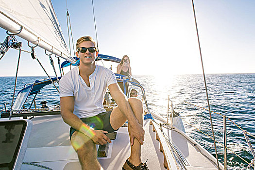 男人,享受,风景,帆船,圣地亚哥湾,加利福尼亚,美国