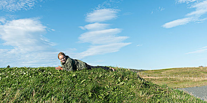 女孩,躺着,草,纽芬兰,拉布拉多犬,加拿大