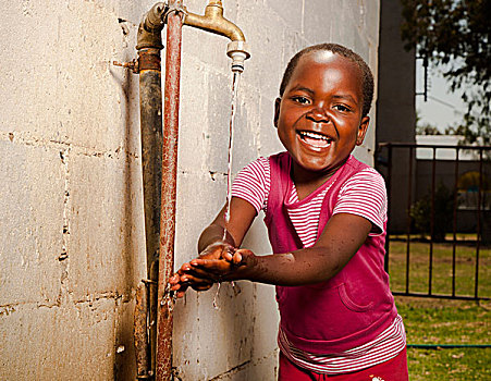 非洲年轻女孩,清洗双手,外,农村家庭