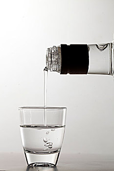 棚拍玻璃白酒杯,饮酒,透明液体