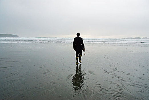 一个,男人,走,湿,海滩,拿着,伞,不列颠哥伦比亚省,加拿大