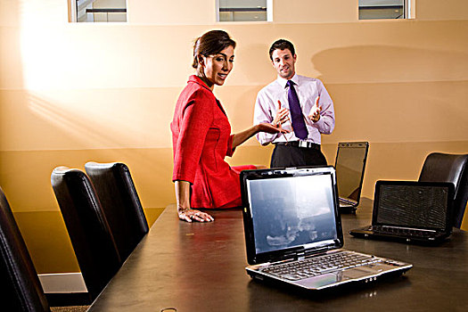 两个,商务人士,笔记本电脑,会议室