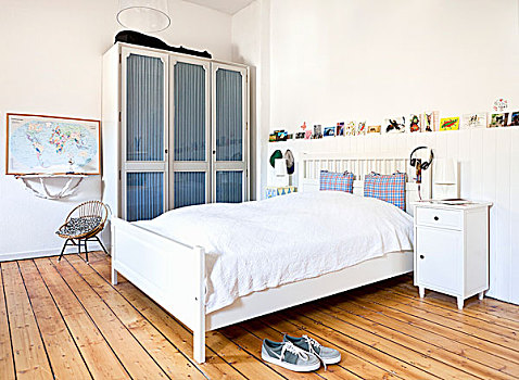白色,双人床,床头板,柜子,木地板,乡村,卧室,旧式,氛围