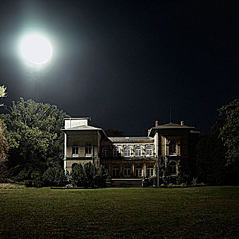 房子,满月