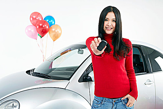 亚洲女青年展示汽车钥匙