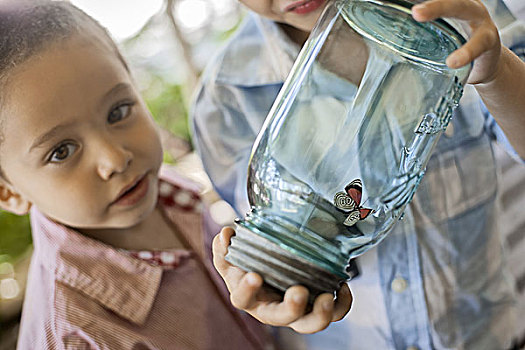 孩子,拿着,玻璃,罐,检查,蝴蝶