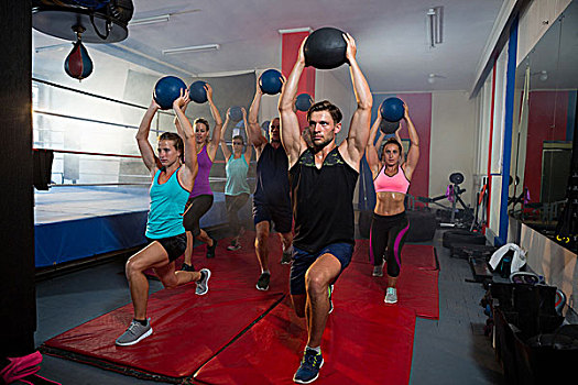 运动员,练习,身体前倾,健身球,拳击场,健身中心