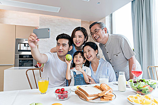 家人在家里聚餐的图片图片