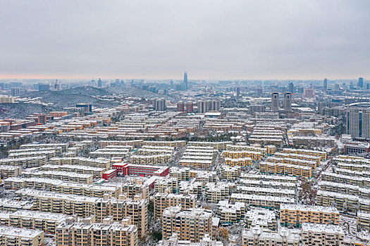 航拍雪后的济南都市风光