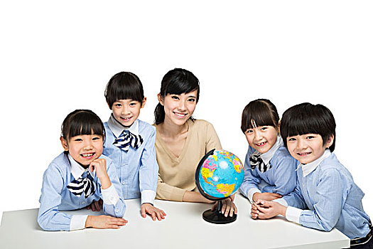 小学生和年轻女老师研究地球仪