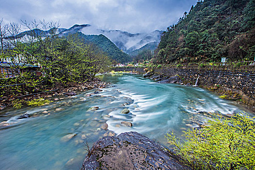 安徽皖南春季风光青山绿树碧水油菜花油菜花