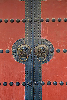 五台山寺庙的红色寺院大门