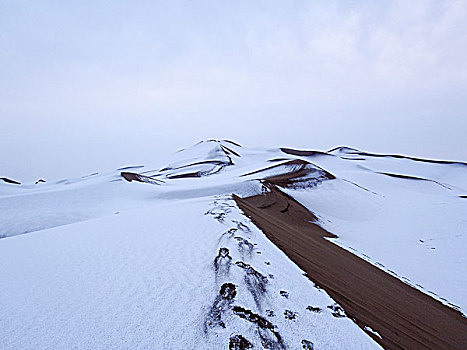 库木塔格沙漠雪景