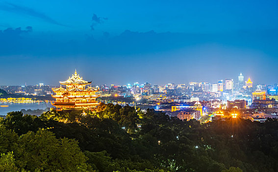 杭州城隍阁夜景和中式建筑长廊