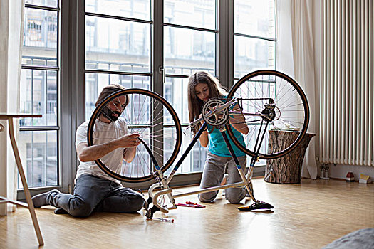 父亲,女儿,修理,自行车,一起,在家