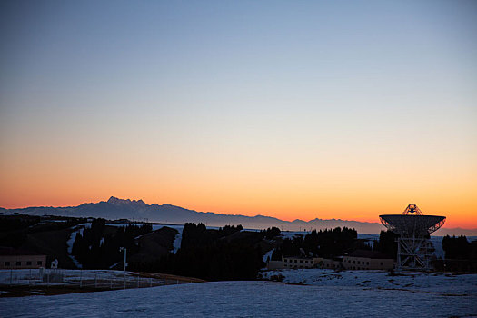 新疆南山天文台博格达峰日出下的射电望远镜