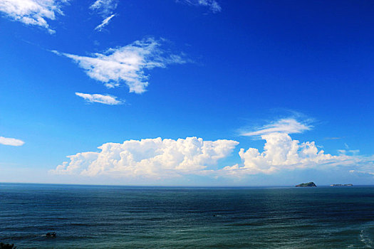 蓝天白云的的蓝色大海