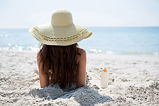 后视图,女人,放松,海滩,穿,遮阳帽,晴天