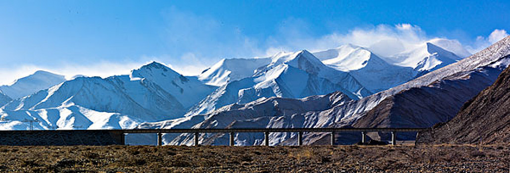 昆仑山玉珠峰道路美景