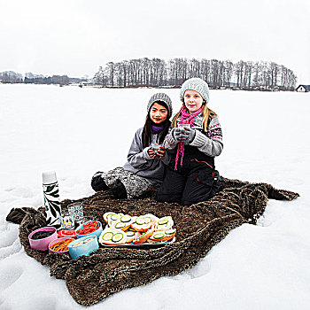 肖像,两个女孩,野餐,雪中