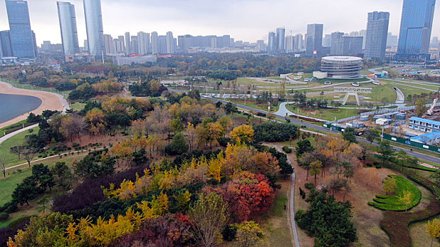 山东省日照市,乌云密布笼罩整座城市,冷空气即将侵袭,气象部门提醒市民主要添衣保暖