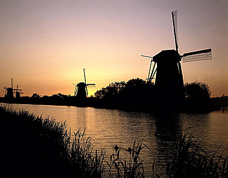 荷兰,小孩堤防风车村,运河,风车,傍晚