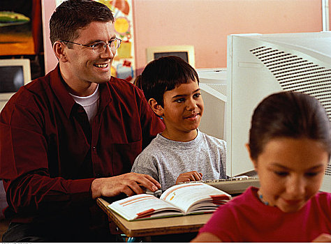 男性,教师,帮助,男孩,使用,电脑,教室
