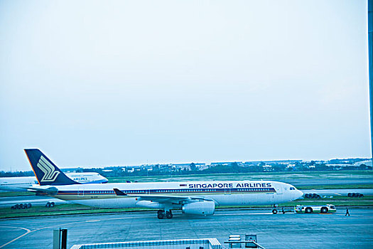 台湾桃园国际机场停机坪上正在准备起飞的客机