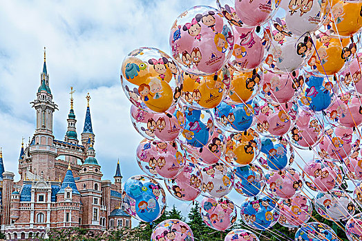 上海迪士尼乐园城堡与气球