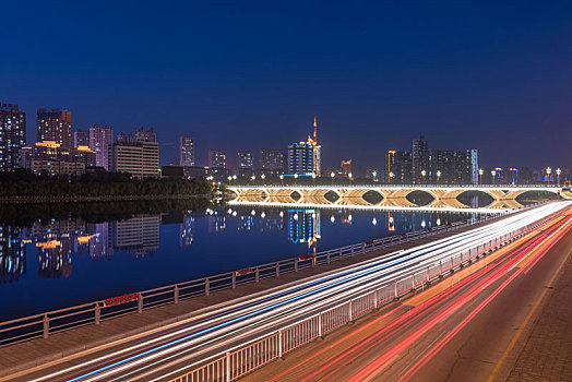 秋季中国抚顺城市跨河大桥灯光夜景