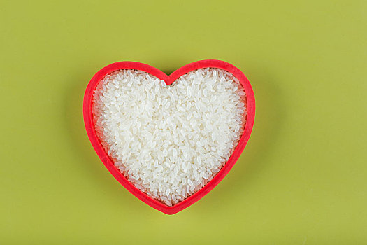大米组成的心形,节约粮食杜绝浪费创意图片