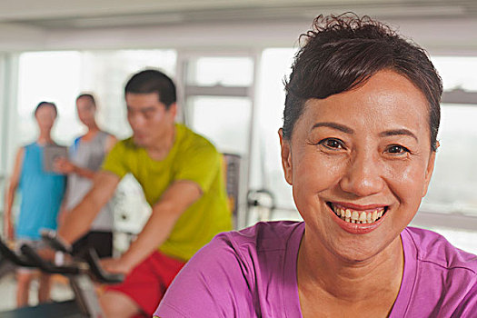 女人,微笑,练习,健身自行车