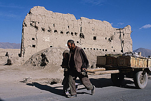 老人,帮助,小孩,大,木质,手推车,满,商品,街道,居民区,喀布尔,阿富汗,背景,残留,毁坏,建筑,种族,冲突