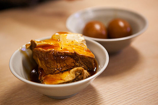 特写台湾传统美食美味的烫油豆腐