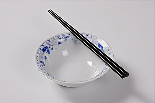 青花瓷碗和乌木筷子