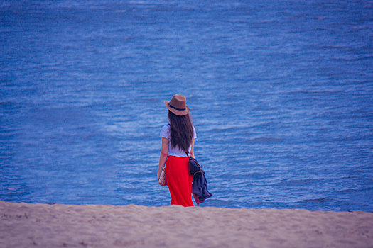 海边的红裙女郎